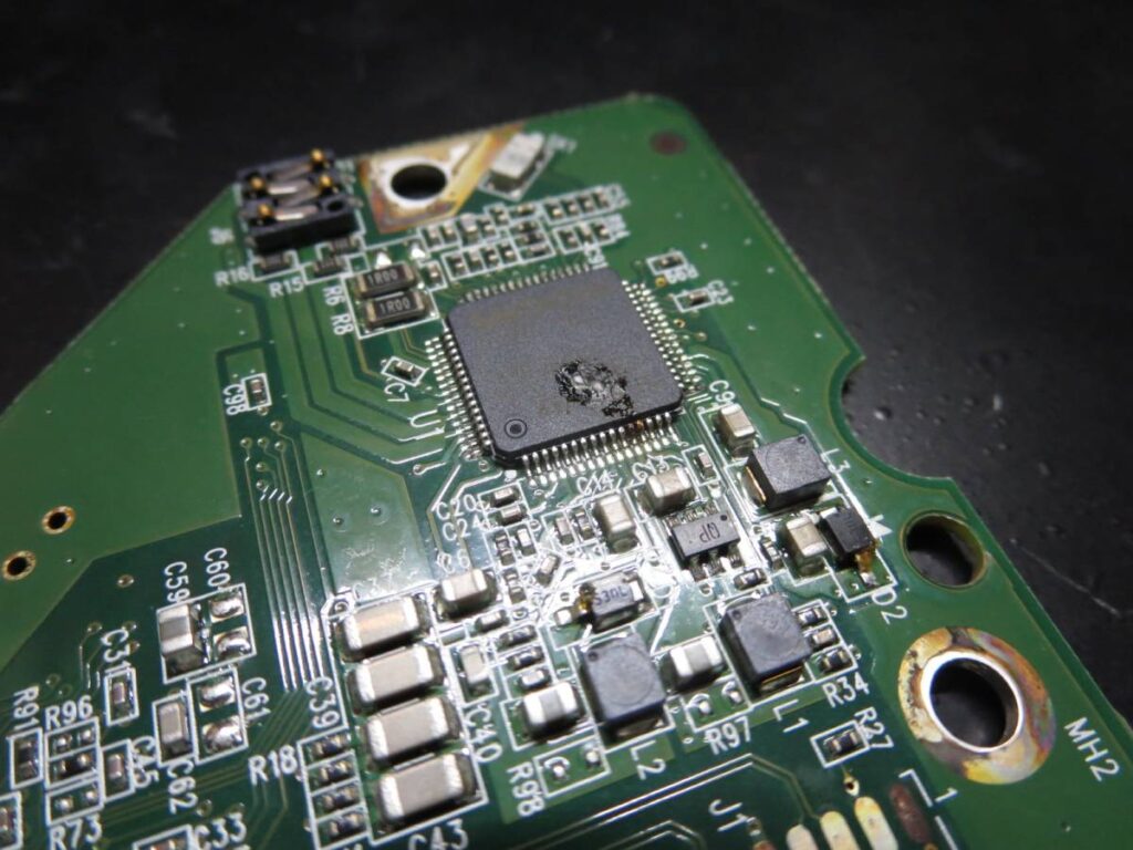 WD20EARSの基板上で焼損したSmoothモーターコントローラー