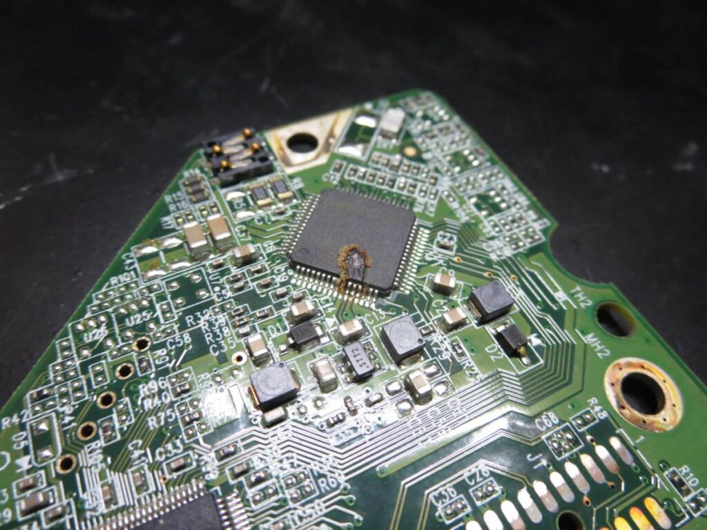 WD3200AAKSの基板上で焼損したSmoothモータコントローラー